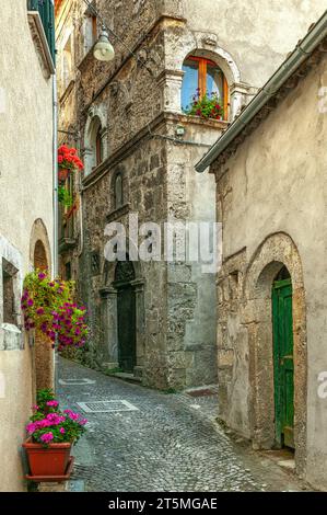 Vicoli e case medievali in pietra nella frazione di Castel san Vincenzo, provincia di isernia, Molise, Italia, Europa Foto Stock