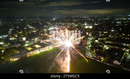 Foto aerea con fuochi d'artificio nel villaggio del Regno Unito Foto Stock