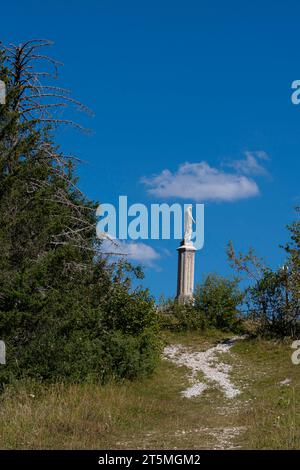 Les Bouchoux, Francia - 09 02 2021: Veduta della statua della vergine sulle colline Foto Stock