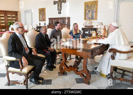 Vaticano, Vaticano. 6 novembre 2023. Italia, Roma, Vaticano, 2023/11/6. Papa Francesco durante un'udienza privata con la delegazione del movimento Laudato si in Vaticano. Foto dei MEDIA VATICANI /Catholic Press Photo Credit: Agenzia fotografica indipendente/Alamy Live News Foto Stock