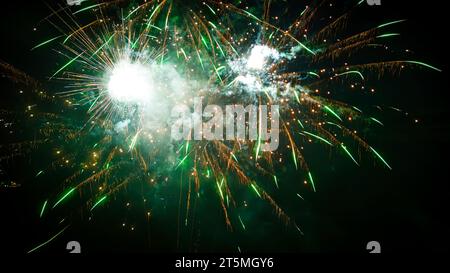 Foto aerea con fuochi d'artificio nel villaggio del Regno Unito Foto Stock