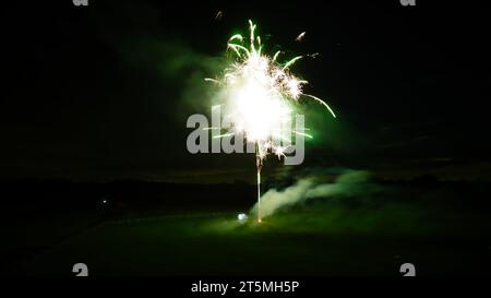 Foto aerea con fuochi d'artificio nel villaggio del Regno Unito Foto Stock