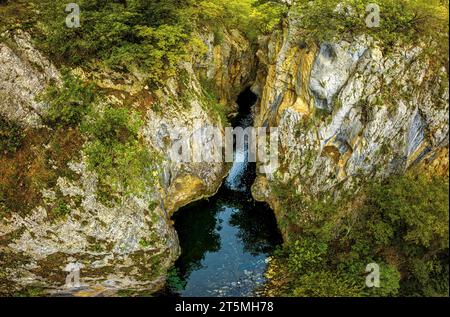 Dopo una cascata, il fiume Aterno scorre placidamente tra le falesie della valle dell'Aterno. Raiano, provincia dell'Aquila, Abruzzo, Italia, Europa Foto Stock