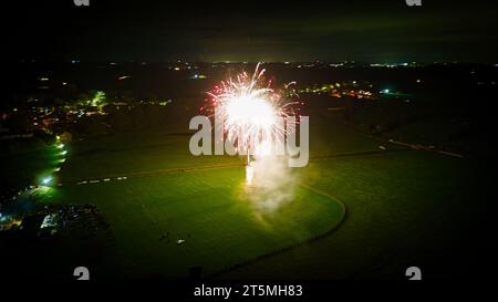 Foto aerea con fuochi d'artificio nel villaggio del Regno Unito Foto Stock