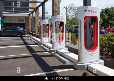 TESLA e altre stazioni di ricarica per auto elettriche situate in un parcheggio a Margaret River, Australia Occidentale. Foto Stock