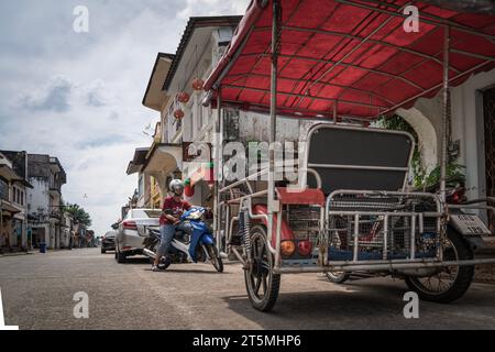 Risciò motorio in Thailandia, sulla strada della città vecchia di Takua Pa. Vita cittadina in asia Takua Pa Thailandia, Phang Nga 2 marzo 2023. Foto Stock