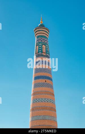 Il Minareto Islam Khodja. Città vecchia di Khiva (Itchan Kala), sito patrimonio dell'umanità dell'UNESCO. Uzbekistan Foto Stock