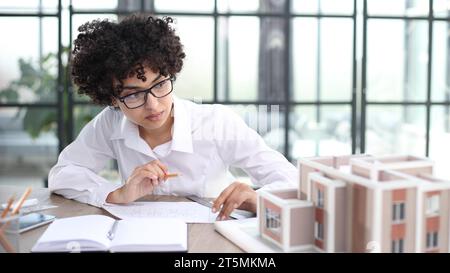 architetto designer donna esamina il layout della casa Foto Stock