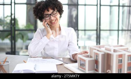 architetto designer donna esamina il layout della casa Foto Stock