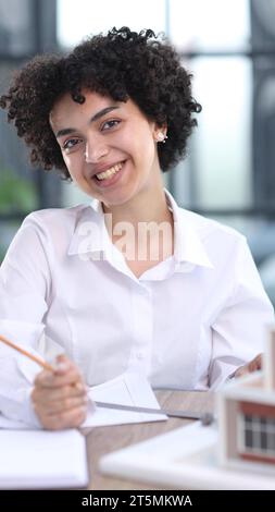 architetto designer donna esamina il layout della casa Foto Stock