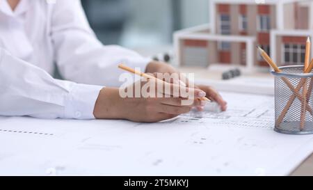 architetto designer donna esamina il layout della casa Foto Stock