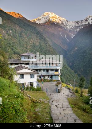 Un Lodge lungo il campo base Annapurna Trek in Nepal. Foto Stock