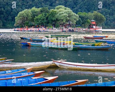 Barche sul lago Phewa, Pokhara, Nepal. Foto Stock