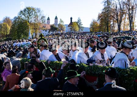 6 novembre 2023, Bavaria, Bad Tölz: I partecipanti alla corsa Leonhardi a Bad Tölz siedono in carrozza. Foto: Lennart Preiss/dpa Foto Stock