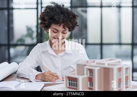 architetto designer donna esamina il layout della casa Foto Stock