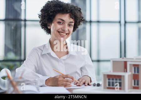 architetto designer donna esamina il layout della casa Foto Stock