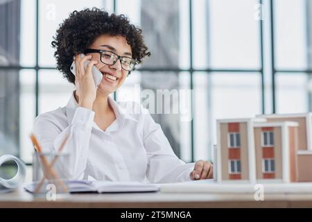 architetto designer donna esamina il layout della casa Foto Stock