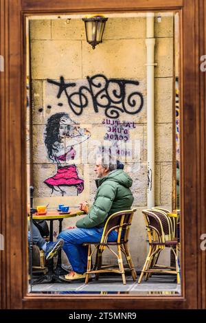 Riflesso a specchio dei clienti ai tavoli della terrazza del bistro 'le Balto' in Rue Mazarine, Parigi 6, Francia. Foto Stock