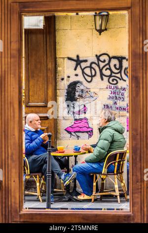 Riflesso a specchio dei clienti ai tavoli della terrazza del bistro 'le Balto' in Rue Mazarine, Parigi 6, Francia. Foto Stock