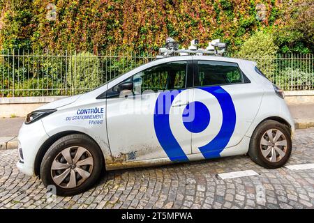 Renault Zoe equipaggiata con scanner LAPI che leggono le immatricolazioni dei veicoli per i pagamenti di parcheggio nelle strade di Parigi - Montmartre, Parigi 18, Francia. Foto Stock