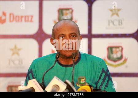 L'allenatore della squadra di cricket femminile del Bangladesh Hashan Tillakaratne partecipa a una conferenza stampa pre-partita allo Sher-e-Bangla National Stadium, Mirpur, Dacca, Ba Foto Stock