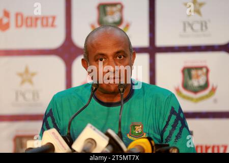 L'allenatore della squadra di cricket femminile del Bangladesh Hashan Tillakaratne partecipa a una conferenza stampa pre-partita allo Sher-e-Bangla National Stadium, Mirpur, Dacca, Ba Foto Stock