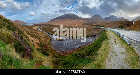 Le colline di Cuillin sull'isola di Skye sulla costa occidentale della Scozia. Foto Stock