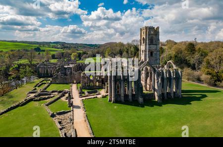 Rovine dell'abbazia di Fountains vicino a Ripon nel North Yorkshire nel Regno Unito Foto Stock