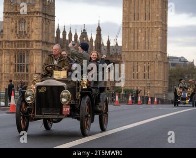 Westminster Bridge, Londra, Regno Unito. 5 novembre 2023. 1904 auto a vapore bianca nella RM Sotheby's London to Brighton Veteran Car Run attraversa il ponte di Westminster Foto Stock
