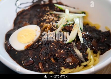 Delizioso Jajangmyeon, jjajangmyeon, spaghetti di salsa fritti, piatto di spaghetti cinese in stile coreano sormontato da una spessa salsa di pasta di fagioli neri nella Corea del Sud. Foto Stock