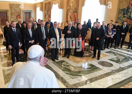 Vaticano, Vaticano. 6 novembre 2023. Italia, Roma, Vaticano, 2023/11/6. Papa Francesco riceve in udienza privata la delegazione della Conferenza dei rabbini d'Europa in Vaticano . Foto dei MEDIA VATICANI /Catholic Press Photo Credit: Agenzia fotografica indipendente/Alamy Live News Foto Stock