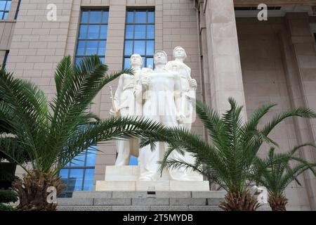 Pechino - 28 giugno 2019: Scultura figurativa all'esterno del Museo militare rivoluzionario del popolo cinese a Pechino, Cina Foto Stock