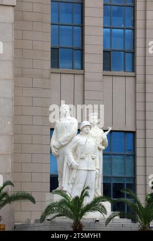 Pechino - 28 giugno 2019: Scultura figurativa all'esterno del Museo militare rivoluzionario del popolo cinese a Pechino, Cina Foto Stock