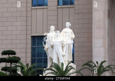 Pechino - 28 giugno 2019: Scultura figurativa all'esterno del Museo militare rivoluzionario del popolo cinese a Pechino, Cina Foto Stock