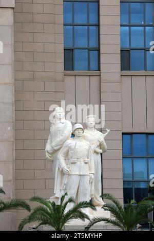 Pechino - 28 giugno 2019: Scultura figurativa all'esterno del Museo militare rivoluzionario del popolo cinese a Pechino, Cina Foto Stock