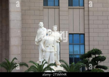 Pechino - 28 giugno 2019: Scultura figurativa all'esterno del Museo militare rivoluzionario del popolo cinese a Pechino, Cina Foto Stock