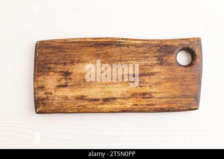 Tagliere rettangolari vuote in legno su fondo bianco in legno. Vista dall'alto, primo piano, posizionamento piatto. Foto Stock