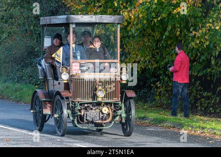 5 novembre 2023. I partecipanti alla corsa di auto da Londra a Brighton Veteran Car Run 2023 guidando attraverso West Sussex, Inghilterra, Regno Unito. Il percorso del famoso evento annuale è lungo circa 60 km. Nella foto: Un vagone a sei posti Amédée Bollée del 1900 sulla strada. Foto Stock