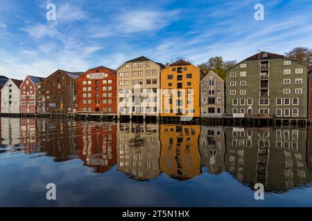 Coloratissimi magazzini sul lungomare pontili edifici di Bakklandet su palafitte con riflessi nel fiume Nidelva a Trondheim, Norvegia, Scandinavia, Europa Foto Stock