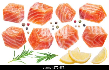 Cubetti di salmone fresco o pezzi di salmone con spezie e fette di limone su sfondo bianco. Il file contiene il percorso di ritaglio. Foto Stock