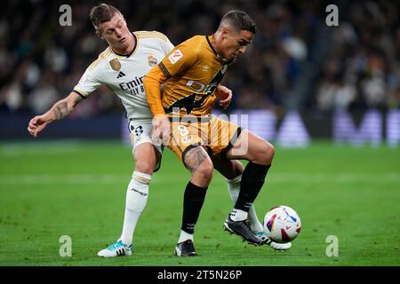 Madrid, Spagna. 5 novembre 2023. Toni Kroos del Real Madrid CF e Oscar Guido Trejo del Rayo Vallecano durante la partita di la Liga tra Real Madrid e Rayo Vallecano giocata allo stadio Santiago Bernabeu il 5 novembre 2023 a Madrid, in Spagna. (Foto di Cesar Cebolla/PRESSINPHOTO) crediti: PRESSINPHOTO SPORTS AGENCY/Alamy Live News Foto Stock