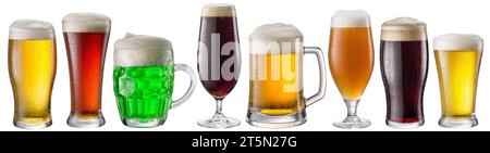 Raccolta di bicchieri da birra e diversi tipi di birra isolati su sfondo bianco. Il file contiene percorsi di ritaglio. Foto Stock