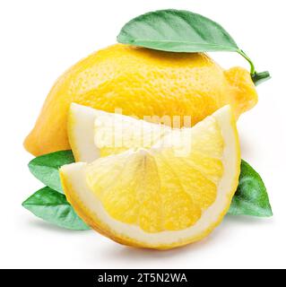 Frutti di limone maturi e fette di limone isolate su sfondo bianco. Foto Stock