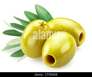 Tre olive verdi snocciolate con foglie di oliva isolate su fondo bianco. Foto Stock