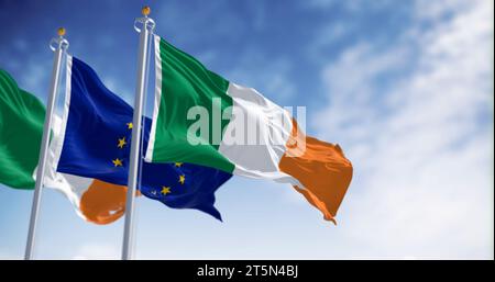 Bandiere dell'Irlanda e dell'Unione europea che sventolano in una giornata limpida. L'Irlanda è diventata membro dell'Unione europea nel 1973. rendering dell'illustrazione 3d. Increspatura Foto Stock