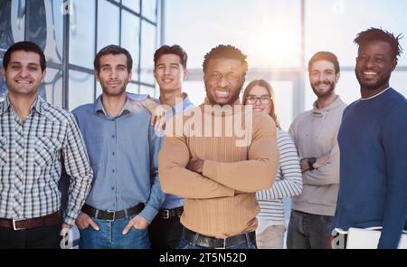 Ritratto di multiculturale Ufficio personale in piedi nella lobby Foto Stock
