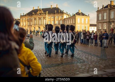 Copenaghen, Danimarca - 22 ottobre 2023: Guardia reale dal Palazzo di Amalienborg sfilando per le strade di Copenaghen, Danimarca, per il cambio di t Foto Stock