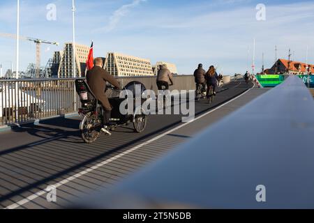 Copenaghen, Danimarca - 22 ottobre 2023: Muoversi in bicicletta è la cosa più comune nella città di Copenaghen, Danimarca. Foto Stock