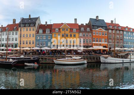 Copenaghen, Danimarca - 22 ottobre 2023: Il quartiere di Nyhavn è il più famoso e famoso della città Foto Stock