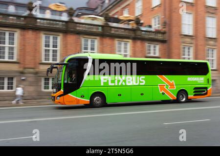 Copenaghen, Danimarca - 22 ottobre 2023: FlixBus è una società tedesca che offre viaggi in autobus a basso costo tra le città di Europa, Nord America, Brasile e. Foto Stock